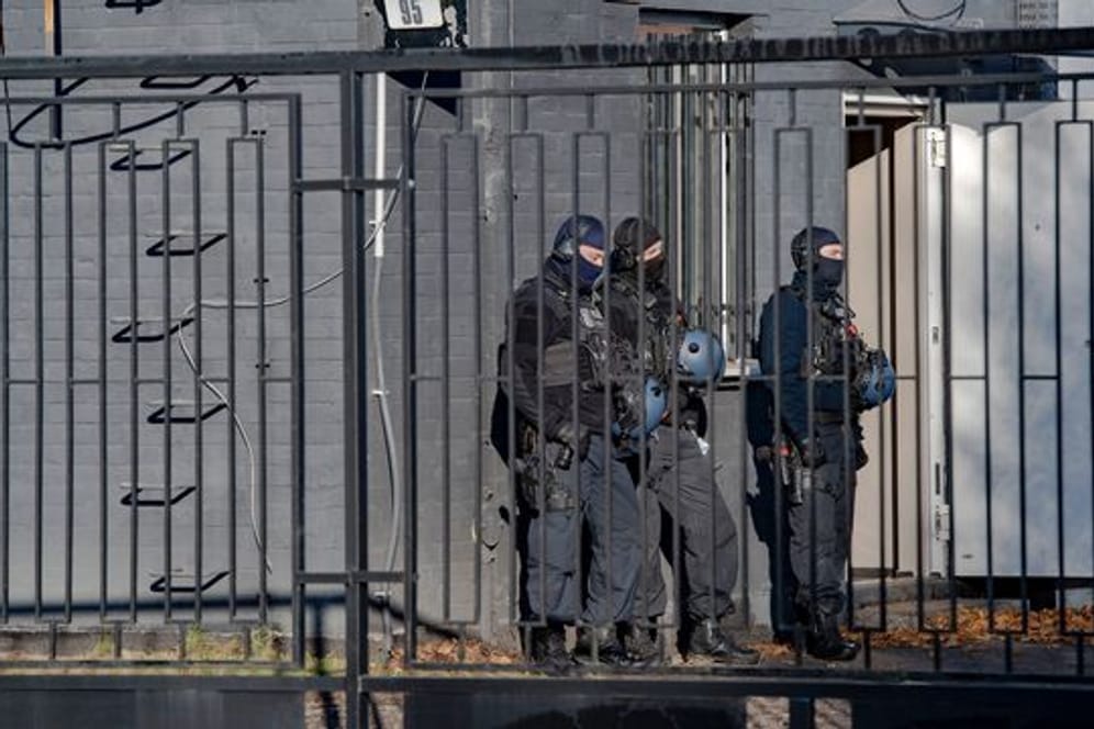 Polizeibeamte vor einem Gebäude in einem Gewerbegebiet in Berlin-Weißensee.
