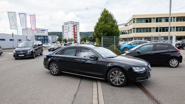 Das sogenannte Dienstwagenprivileg macht den Besitz von überwiegend klima- und umweltschädlichen Firmenwagen steuerlich attraktiv.