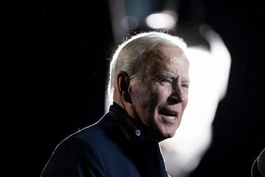 Joe Biden, Präsident der USA, spricht bei einer Kundgebung.
