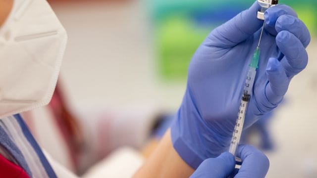 Eine Impfung mit dem Impfstoff von Biontech/Pfizer wird vorbereitet. Eine Impfung mit dem Impfstoff von Biontech/Pfizer wird vorbereitet.