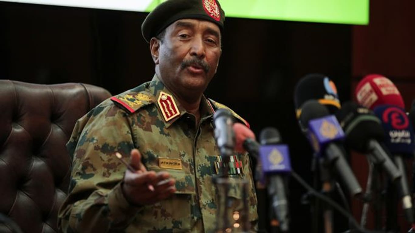 General Abdel Fattah al-Burhan, höchster Militärvertreter im Sudan, spricht während einer Pressekonferenz im Generalkommando der Streitkräfte in Khartum.