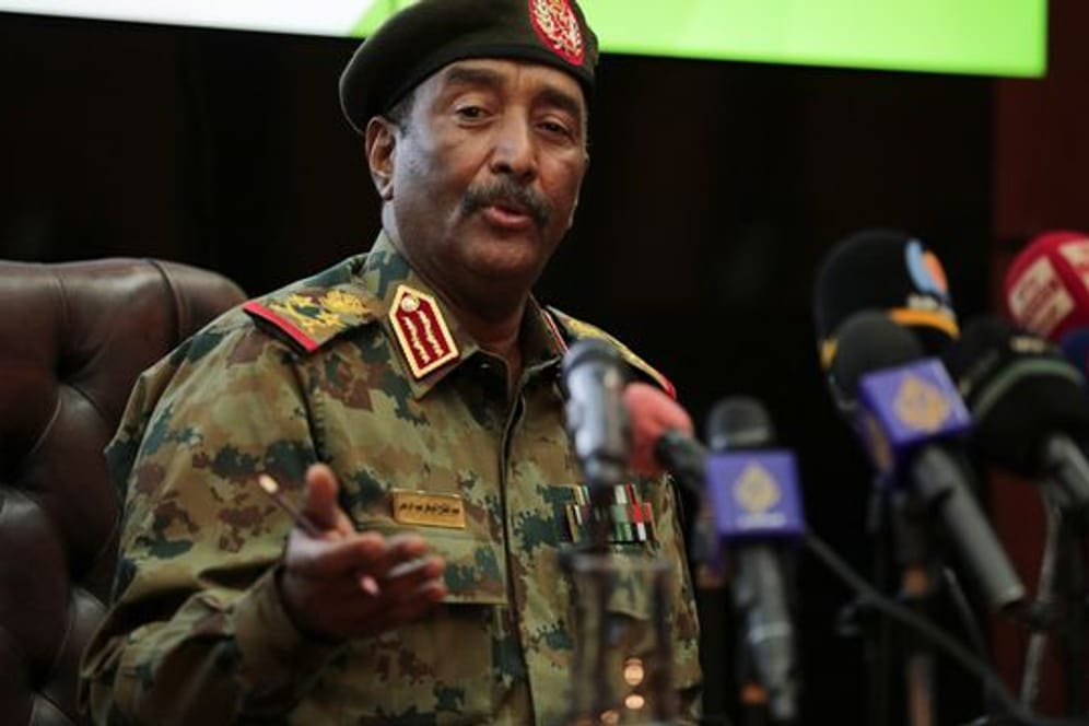 General Abdel Fattah al-Burhan, höchster Militärvertreter im Sudan, spricht während einer Pressekonferenz im Generalkommando der Streitkräfte in Khartum.