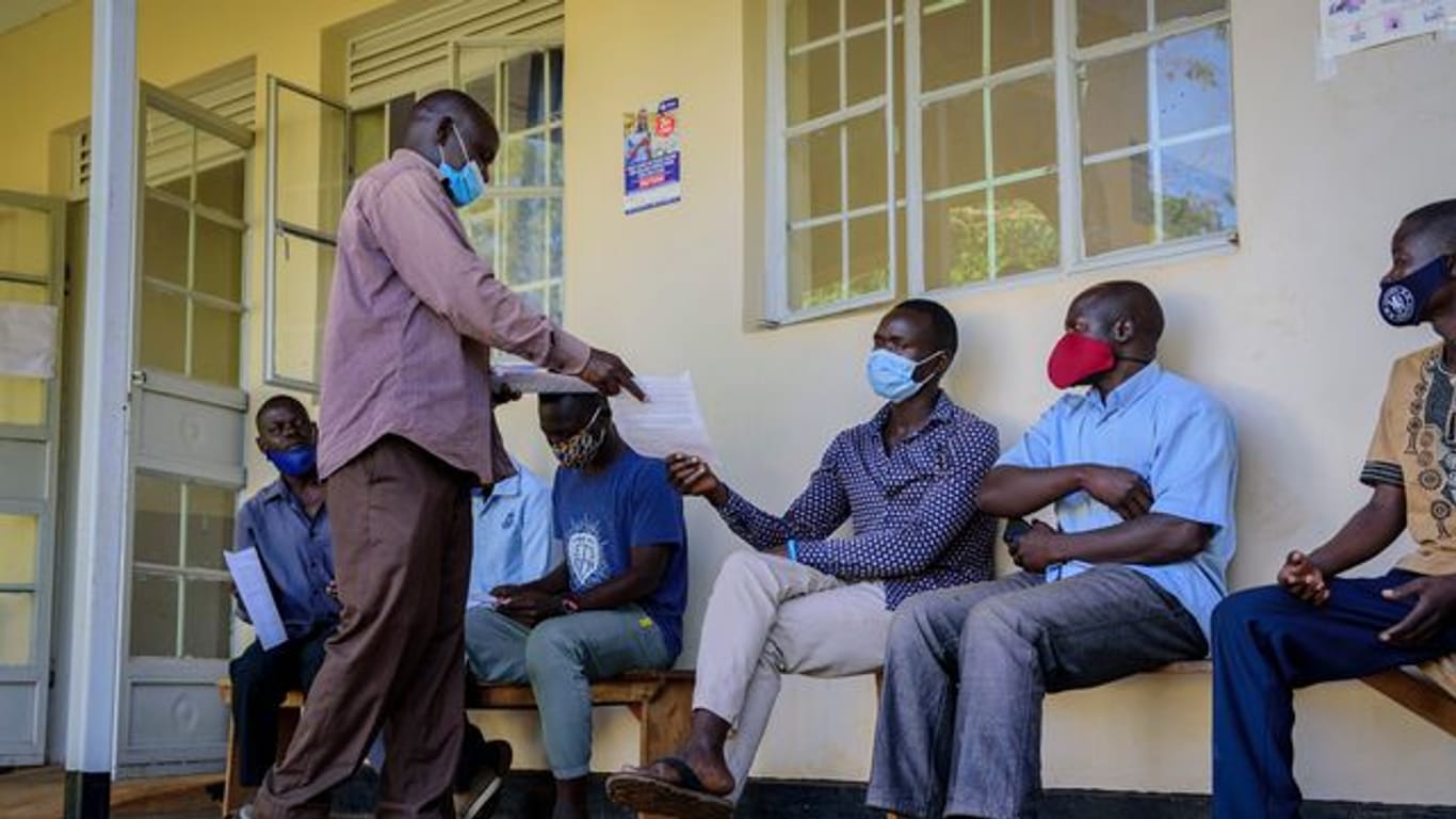 Menschen in Gulu in Uganda warten darauf, im Aywee-Gesundheitszentrum gegen das Coronavirus geimpft zu werden.