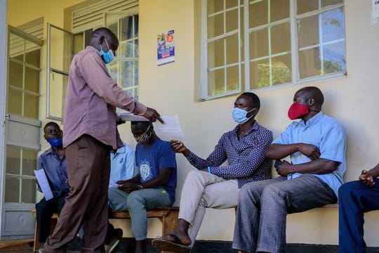 Menschen in Gulu in Uganda warten darauf, im Aywee-Gesundheitszentrum gegen das Coronavirus geimpft zu werden.