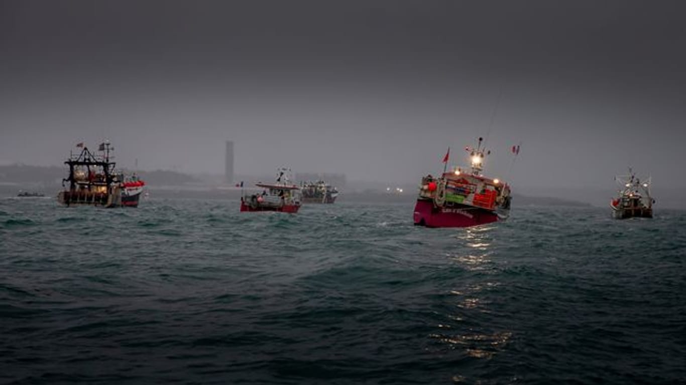 Französische Fischereifahrzeuge protestieren vor dem Hafen von St.