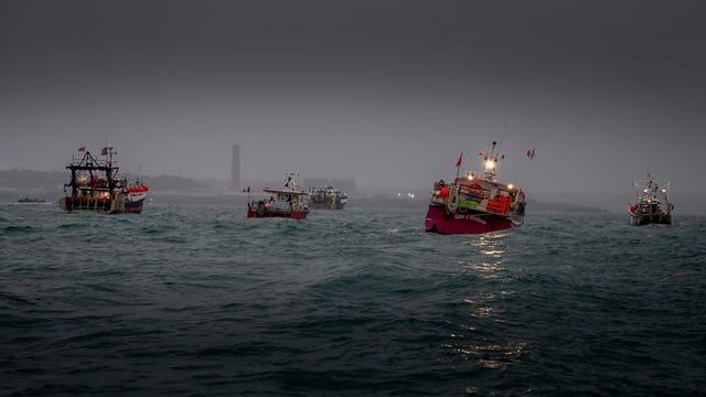 Französische Fischereifahrzeuge protestieren vor dem Hafen von St. Französische Fischereifahrzeuge protestieren vor dem Hafen von St.