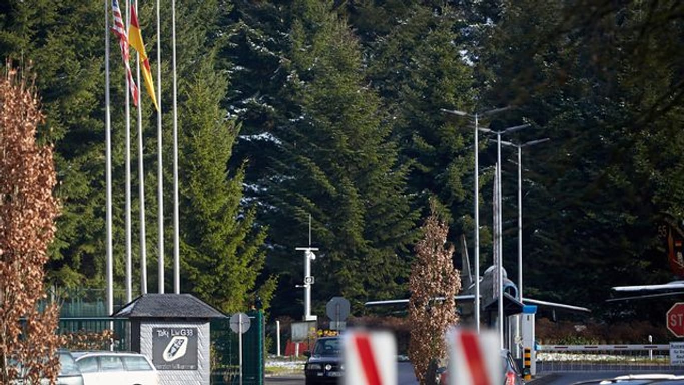 Die US-Flagge weht vor dem Haupteingang des Bundeswehr-Fliegerhorsts in Büchel (Rheinland-Pfalz).