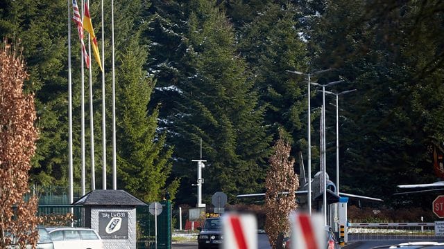 Die US-Flagge weht vor dem Haupteingang des Bundeswehr-Fliegerhorsts in Büchel (Rheinland-Pfalz). Die US-Flagge weht vor dem Haupteingang des Bundeswehr-Fliegerhorsts in Büchel (Rheinland-Pfalz).