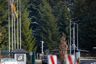 Die US-Flagge weht vor dem Haupteingang des Bundeswehr-Fliegerhorsts in Büchel (Rheinland-Pfalz).