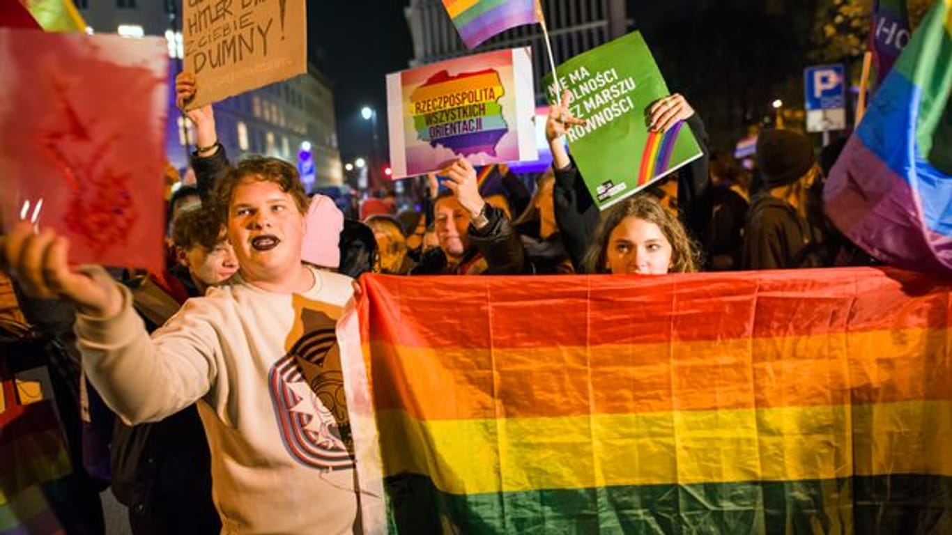 Menschen protestieren gegen ein geplantes Verbot von Demonstrationen für Lesben und Schwule.