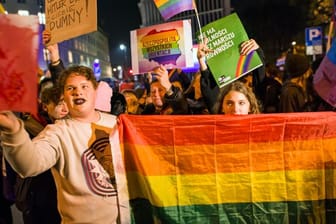 Menschen protestieren gegen ein geplantes Verbot von Demonstrationen für Lesben und Schwule.