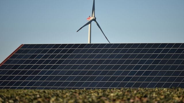 Klimaschützer erwarten von den möglichen Koalitionären in Berlin "mutige Entscheidungen", also etwa einen vorgezogenen Kohleausstieg und deutlichen Ausbau erneuerbarer Energien. Klimaschützer erwarten von den möglichen Koalitionären in Berlin "mutige Entscheidungen", also etwa einen vorgezogenen Kohleausstieg und deutlichen Ausbau erneuerbarer Energien.