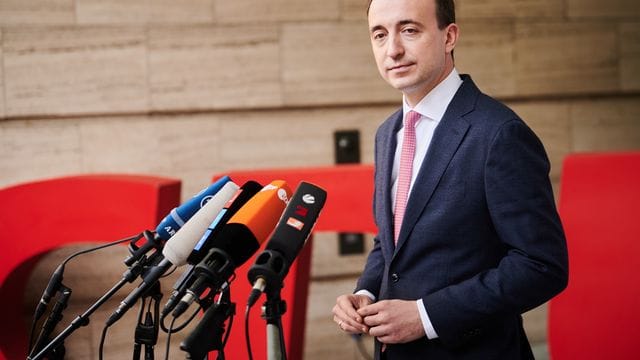 Generalsekretär Paul Ziemiak gibt am Rande des Treffens der CDU-Kreisvorsitzenden eine Pressekonferenz.