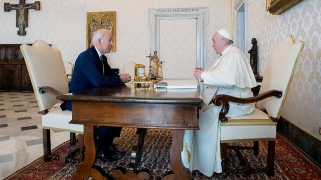 Papst Franziskus empfing Joe Biden zu einem langen Gespräch. Papst Franziskus empfing Joe Biden zu einem langen Gespräch.
