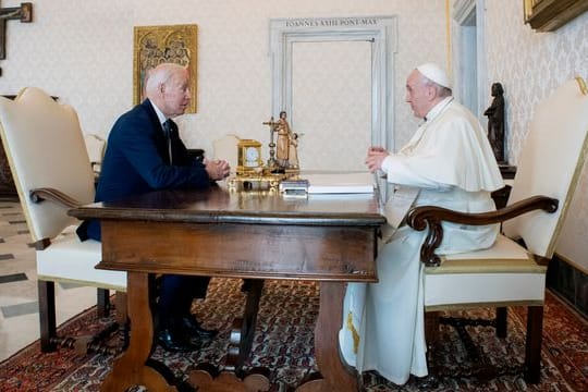 Papst Franziskus empfing Joe Biden zu einem langen Gespräch.