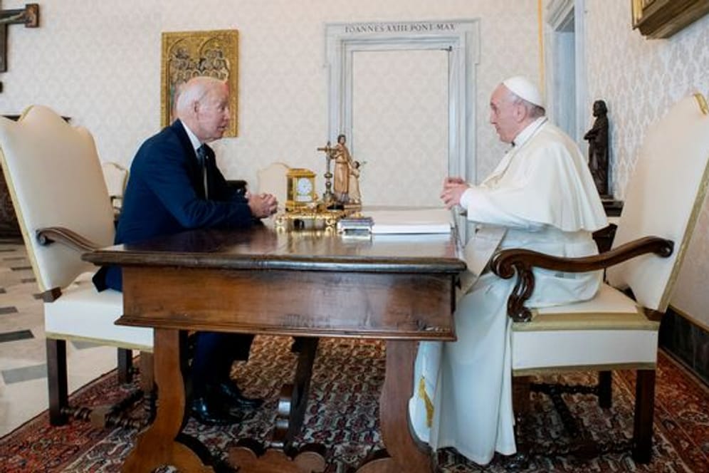 Papst Franziskus empfing Joe Biden zu einem langen Gespräch.