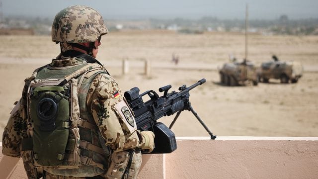 Ein Soldat der Bundeswehr sichert am Stadtrand von Kundus ein Gebäude (Archiv). Ein Soldat der Bundeswehr sichert am Stadtrand von Kundus ein Gebäude (Archiv).