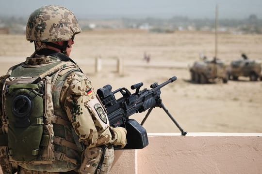 Ein Soldat der Bundeswehr sichert am Stadtrand von Kundus ein Gebäude (Archiv).