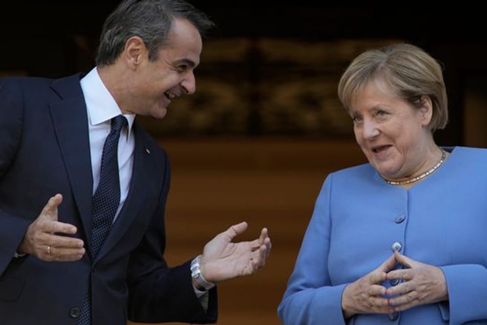 Der griechische Ministerpräsident Kyriakos Mitsotakis empfängt Bundeskanzlerin Angela Merkel in Athen.