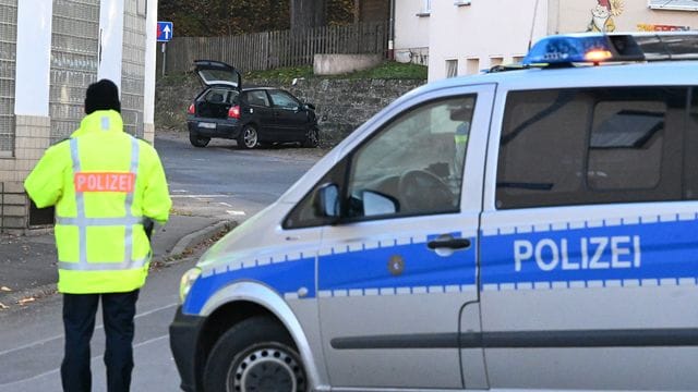 Das Unfallfahrzeug vor der Kindertagesstätte.