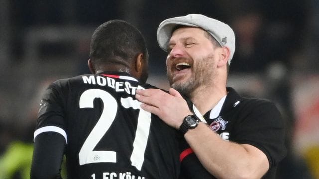 Köln-Trainer Steffen Baumgart (r) ist optimistisch vor dem Spiel beim BVB. Köln-Trainer Steffen Baumgart (r) ist optimistisch vor dem Spiel beim BVB.