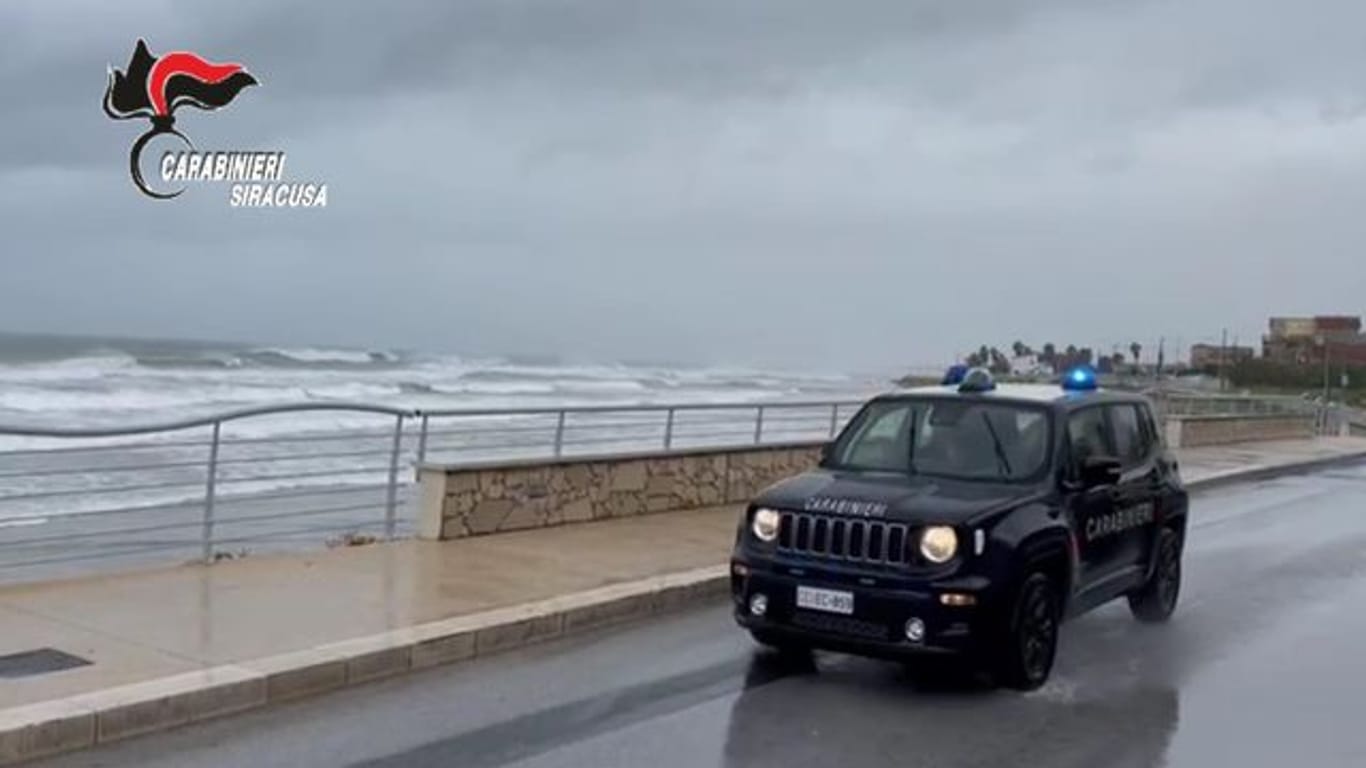 Sizilien ist von einem heftigen Unwetter mit Überschwemmungen heimgesucht worden.