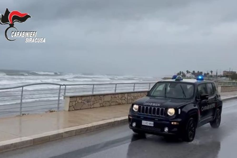 Sizilien ist von einem heftigen Unwetter mit Überschwemmungen heimgesucht worden.