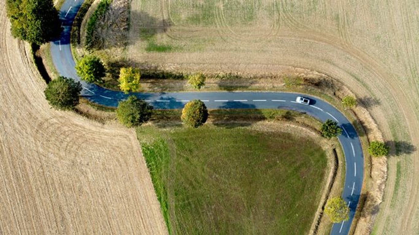 Traum und Albtraum: Landstraßen führen oft malerisch durchs Gelände, bergen aber zugleich viele Gefahren für Auto- und Motorradfahrer.