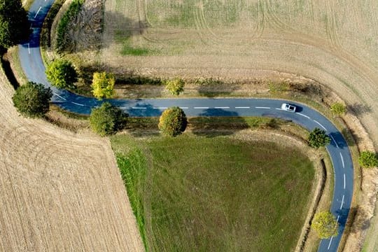 Traum und Albtraum: Landstraßen führen oft malerisch durchs Gelände, bergen aber zugleich viele Gefahren für Auto- und Motorradfahrer.