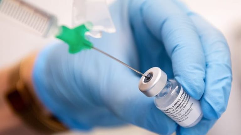 Auch wenn mehr Menschen sich trotz doppelter Impfung mit Corona infizieren sehen Fachleute keine mangelnde Wirksamkeit der Impfstoffe.