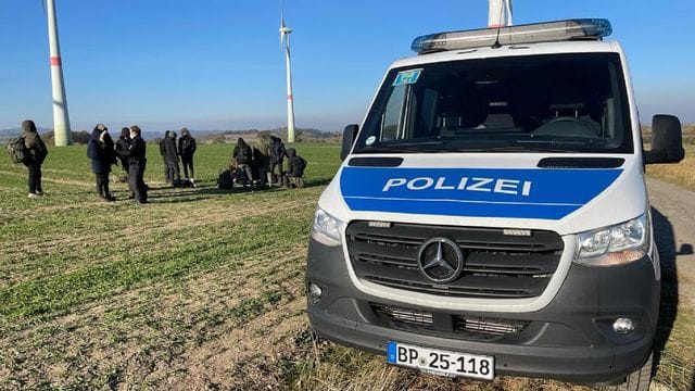Die Polizei kontrolliert Flüchtlinge auf einem Feld in der Nähe der Autobahn 4 nahe Schöpstal in Ost-Sachsen (Symbolbild). Die Polizei kontrolliert Flüchtlinge auf einem Feld in der Nähe der Autobahn 4 nahe Schöpstal in Ost-Sachsen (Symbolbild).