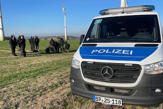 Die Polizei kontrolliert Flüchtlinge auf einem Feld in der Nähe der Autobahn 4 nahe Schöpstal in Ost-Sachsen (Symbolbild).