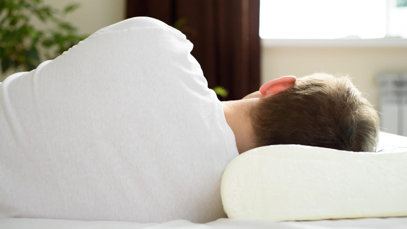 Testsieger und Alternativen: Die besten Nackenstützkissen für einen guten Schlaf im Vergleich.