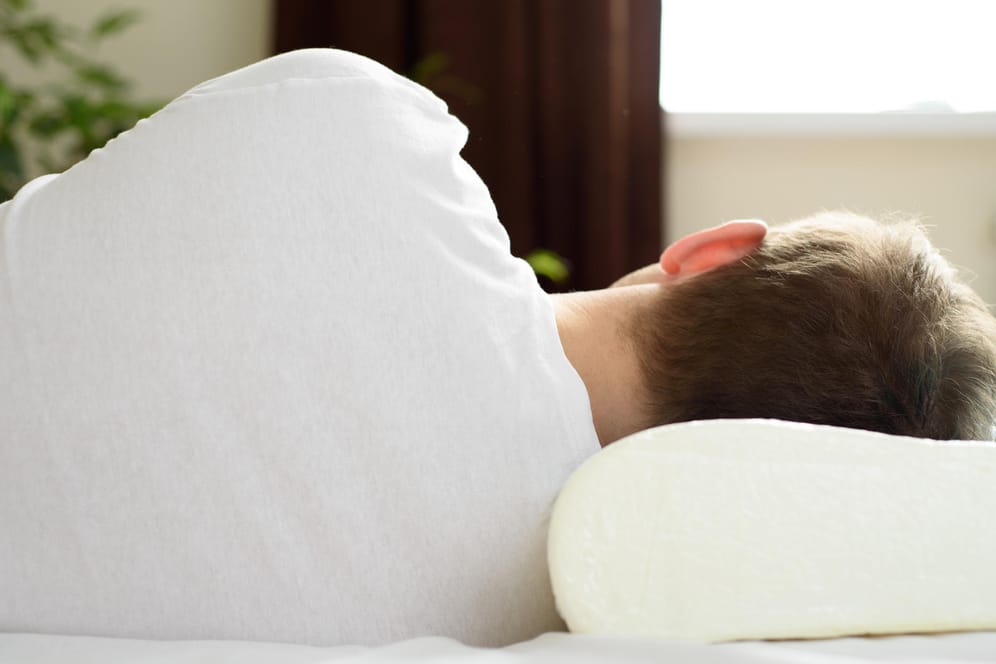 Testsieger und Alternativen: Die besten Nackenstützkissen für einen guten Schlaf im Vergleich.