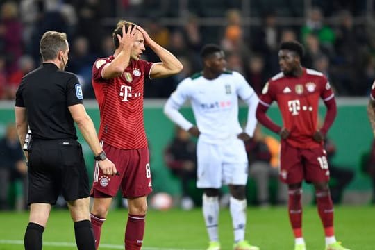 Ein Einsatz von Bayerns Leon Goretzka (2.