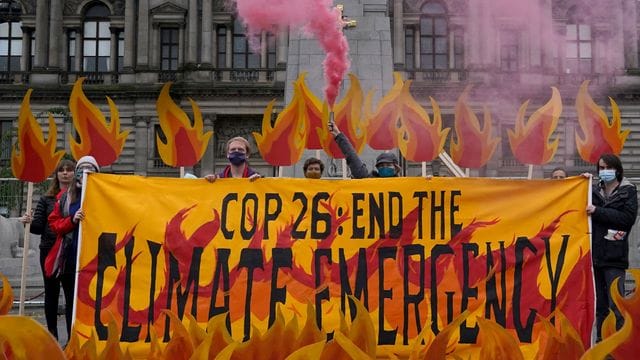 Klimaaktivisten haben den George Square in Glasgow vor der Weltklimakonferenz mit einer Kunstinstallation aus künstlichen Flammen, Rauch, Bannern und riesigen Feuerlöschern "in Brand gesetzt".