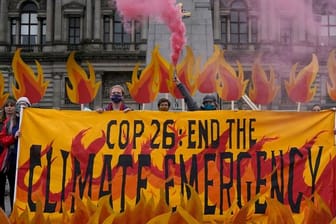 Klimaaktivisten haben den George Square in Glasgow vor der Weltklimakonferenz mit einer Kunstinstallation aus künstlichen Flammen, Rauch, Bannern und riesigen Feuerlöschern "in Brand gesetzt".
