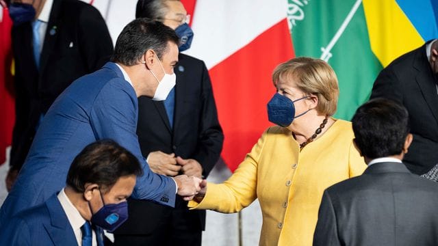 Angela Merkel begrüßt Spaniens Regierungschef Sanchez. Angela Merkel begrüßt Spaniens Regierungschef Sanchez.