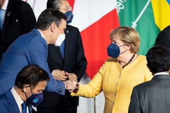 Angela Merkel begrüßt Spaniens Regierungschef Sanchez.