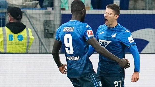 Die Hoffenheimer Ihlas Bebou (l) und Andrej Kramaric feiern den Sieg gegen Hertha BSC.