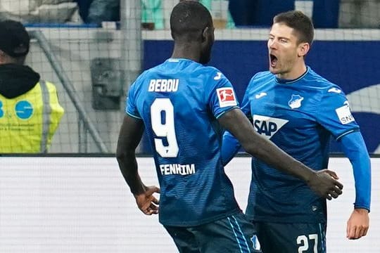 Die Hoffenheimer Ihlas Bebou (l) und Andrej Kramaric feiern den Sieg gegen Hertha BSC.