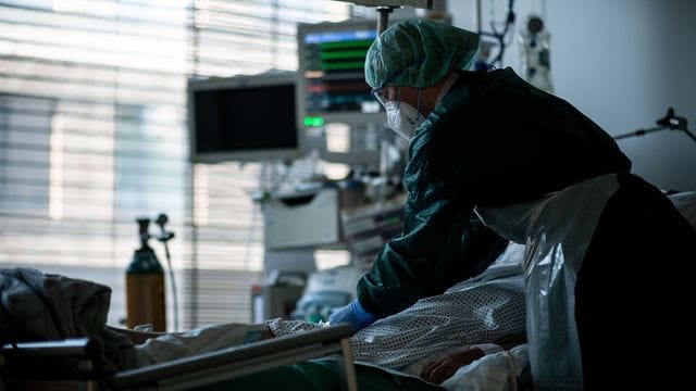 Am Freitag wurden 1808 Corona-Patienten auf den Intensivstationen verzeichnet. Am Freitag wurden 1808 Corona-Patienten auf den Intensivstationen verzeichnet.
