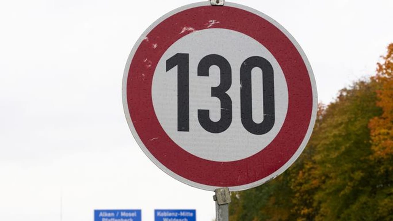 Ein Schild begrenzt das Tempo auf der Autobahn A61 bei Waldesch auf 130.