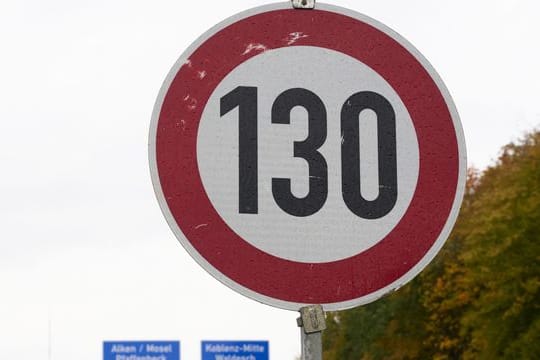 Ein Schild begrenzt das Tempo auf der Autobahn A61 bei Waldesch auf 130.