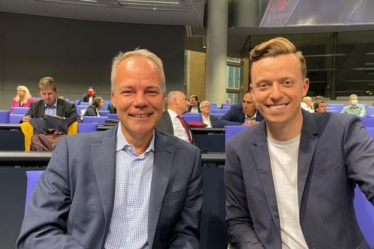 Die beiden SPD-Bundestagsabgeordneten Matthias Miersch (l) und Adis Ahmetovic bei einer Sitzung der SPD-Bundestagsfraktion.