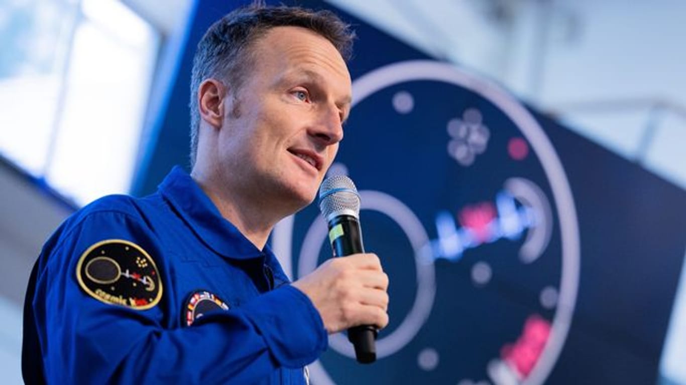 Matthias Maurer, deutscher Astronaut, spricht bei einer Pressekonferenz im Europäischen Astronautenzentrum (EAC) der ESA vor seinem Start der Mission "cosmic kiss" zur Internationalen Raumstation ISS.