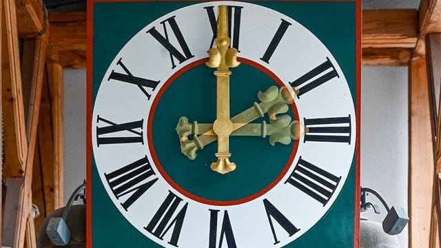 Am Sonntag wird die Uhr von drei auf zwei Uhr zurückgestellt.
