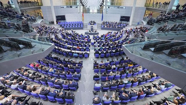 In der aktuellen Legislaturperiode hat der Bundestag stolze 736 Mitglieder. In der aktuellen Legislaturperiode hat der Bundestag stolze 736 Mitglieder.