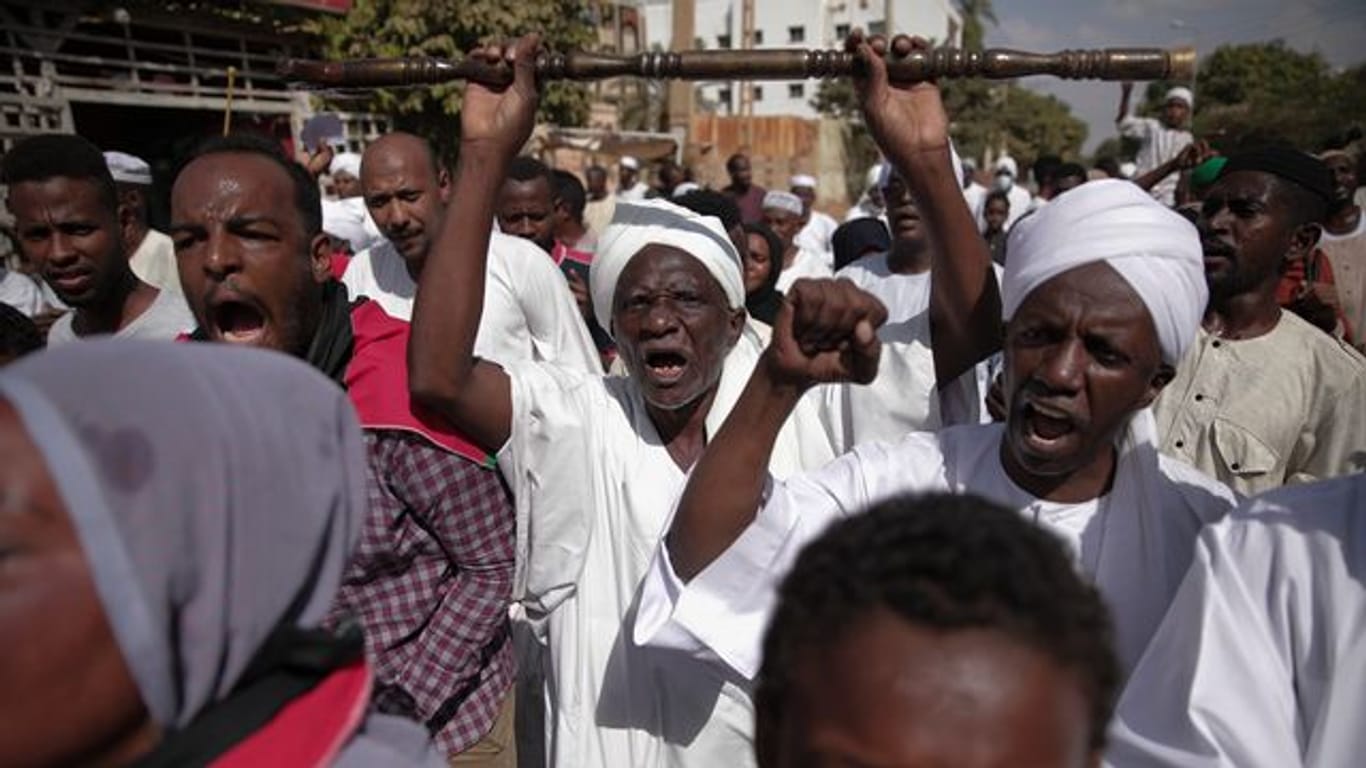 Demonstrierende Menschen in der sudanesischen Hauptstadt Khartum.