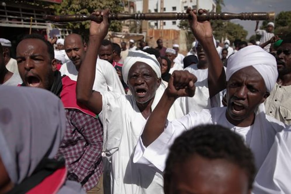 Demonstrierende Menschen in der sudanesischen Hauptstadt Khartum.